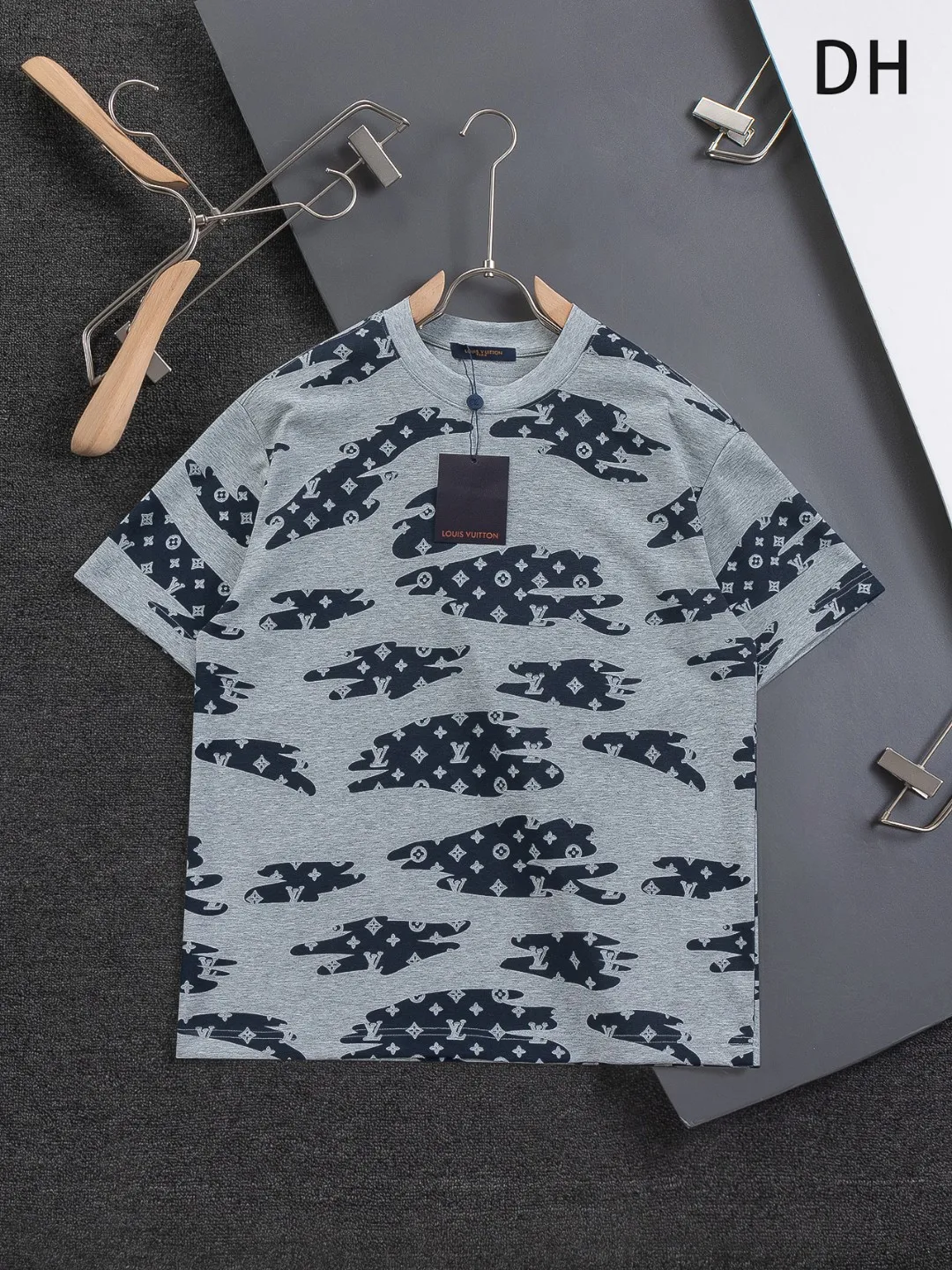 🅿️210 Louis Vuitton 1V LV micro-wide version S-XL LV 26ss new product counters are on the shelves at the same time. Multiple craftsmanship, composite fabrics, all-over cutting🔥Fire flower clouds☁️letter logo🪡 embroidery, round neck short-sleeved T-shirt, same style for men and women! Consigned to one-to-one creation. Synchronized with the official website, pure cotton fabrics at the counter! It is close to the skin and comfortable, durable and easy to wear. It has a classic and simple logo design and meticulous original craftsmanship. Short-sleeves, a must-have item for men, do not appear to be the same for the general public, but must be unique and eye-catching. This LV short-sleeve is all about quality, comfort, the same shape and fashion as always, including fabrics and cutting techniques. All of them have been made with great effort! 320 grams of washed pure cotton fabric, pure cotton is breathable, very refreshing and comfortable for daily wear. The rib knitting on the neckline is smooth and tight, and the neckline will not be skewed if you toss it at will. The loose version, you will find that it looks really good on the upper body. The overall is minimalist and neat, super versatile for daily use! Pair it casually with a pair of pants for a youthful look. A T-shirt will make your outfit crazy. It is a fashionable item that can never go wrong! Color: Black White Gray Purple Size: S-XL Size chart: S: Shoulder width 50-Bust 56-Length 70 M: Shoulder width 52-Bust 57-Length 72 L: Shoulder width 54-Bust 59-Length 74 XL: Shoulder width 56-Bust 62-Length 76
